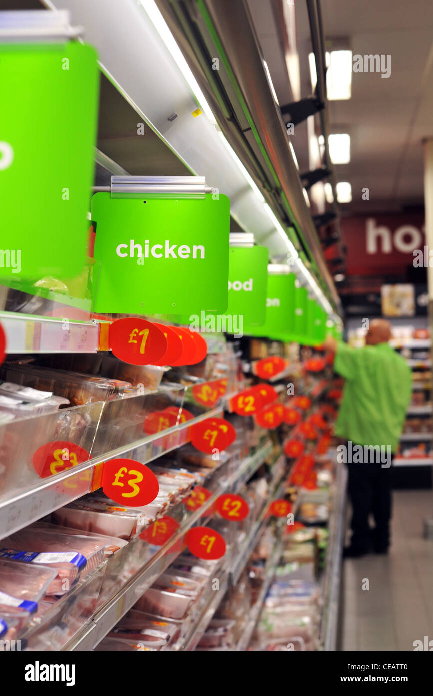 La carne è impilato su un ripiano di un frigorifero in un supermercato Foto Stock