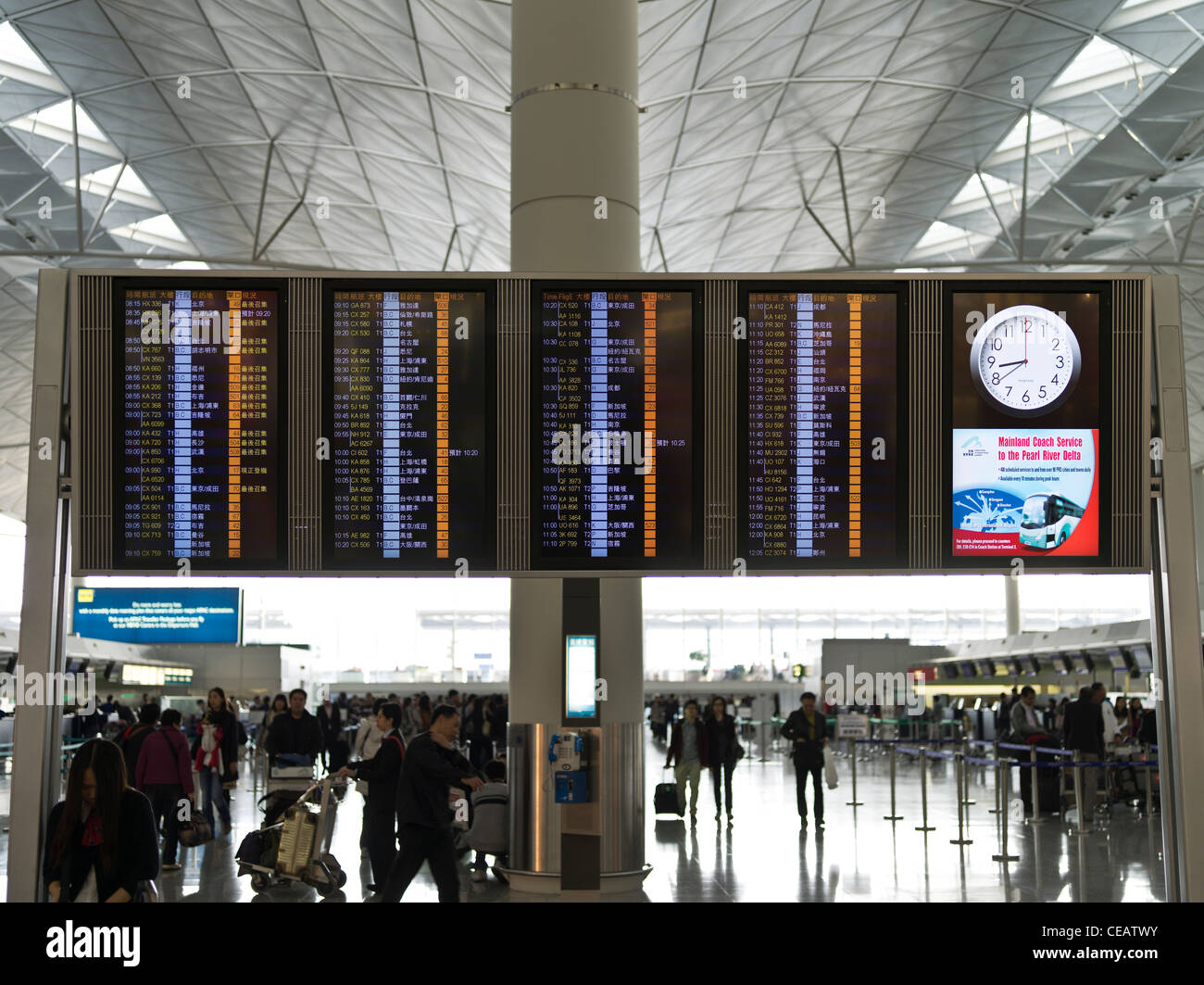 dh Hong Kong Airport CHEK LAP KOK HONG KONG Terminal 1 partenze elettroniche imbarco passeggeri informazioni arrivi Foto Stock