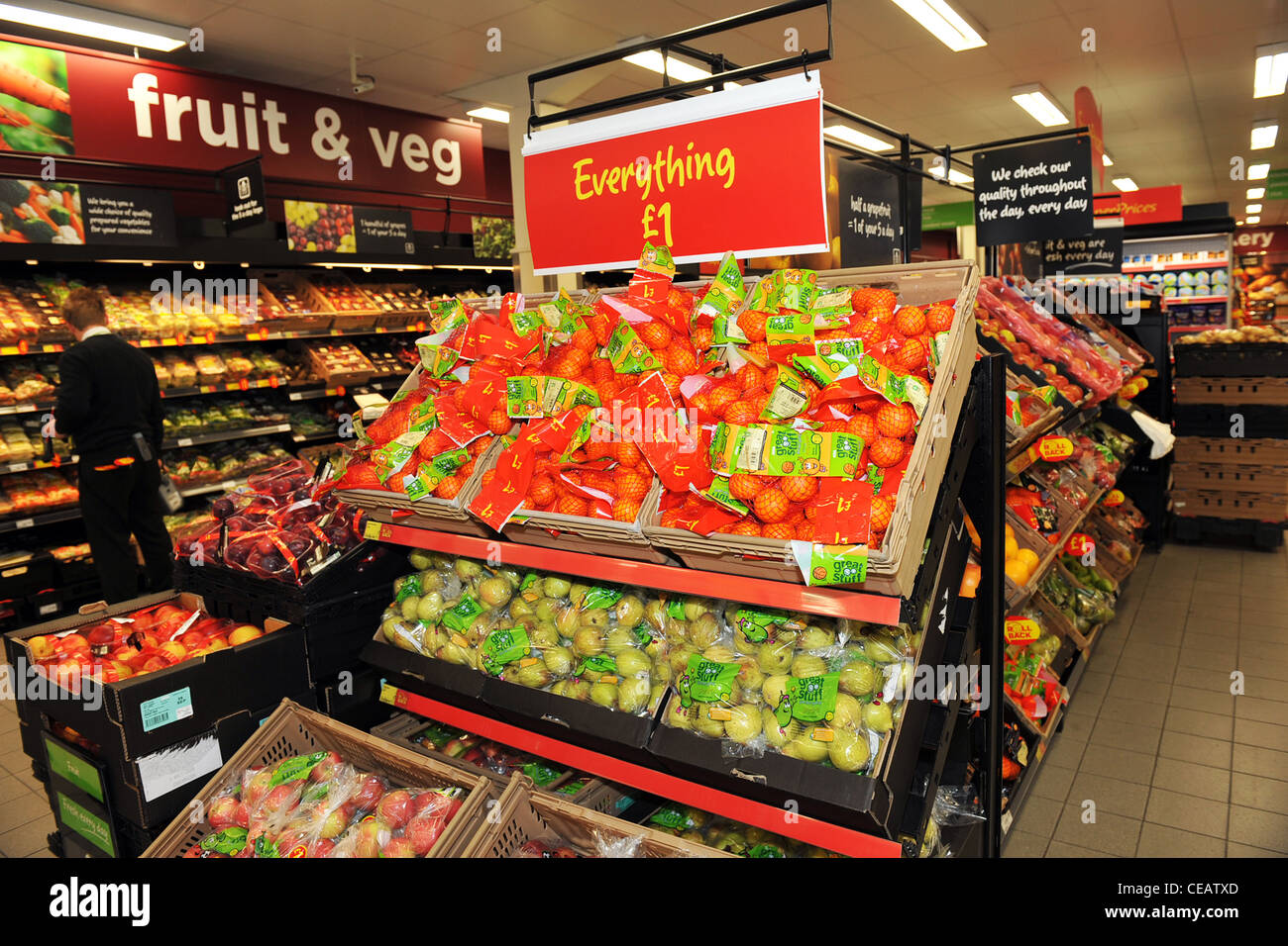 Frutta e verdura in vendita in un supermercato Foto Stock