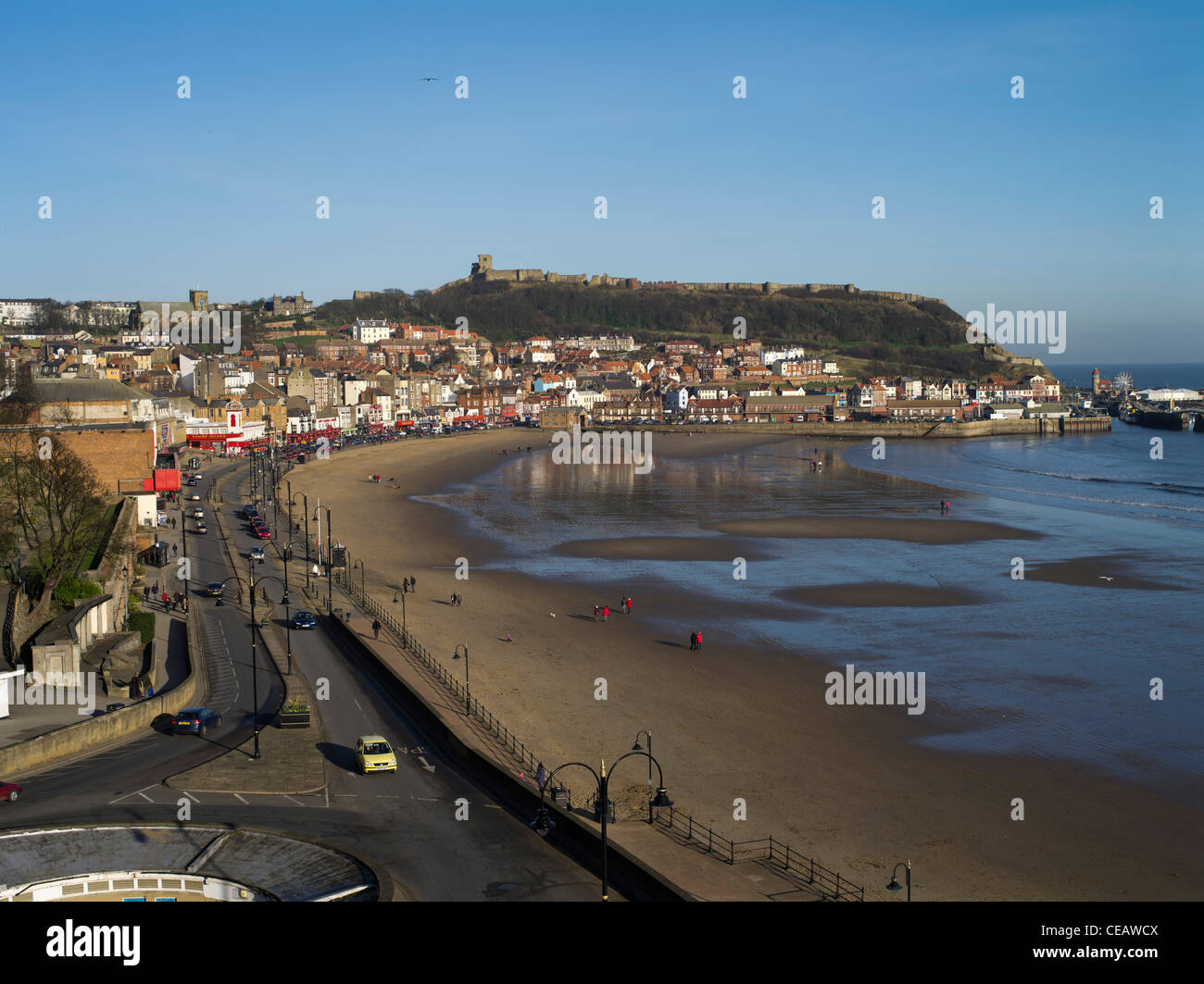 dh SCARBOROUGH NORTH YORKSHIRE South Bay Promenade e spiaggia Scarborough Castello inverno stazione balneare del regno unito Foto Stock