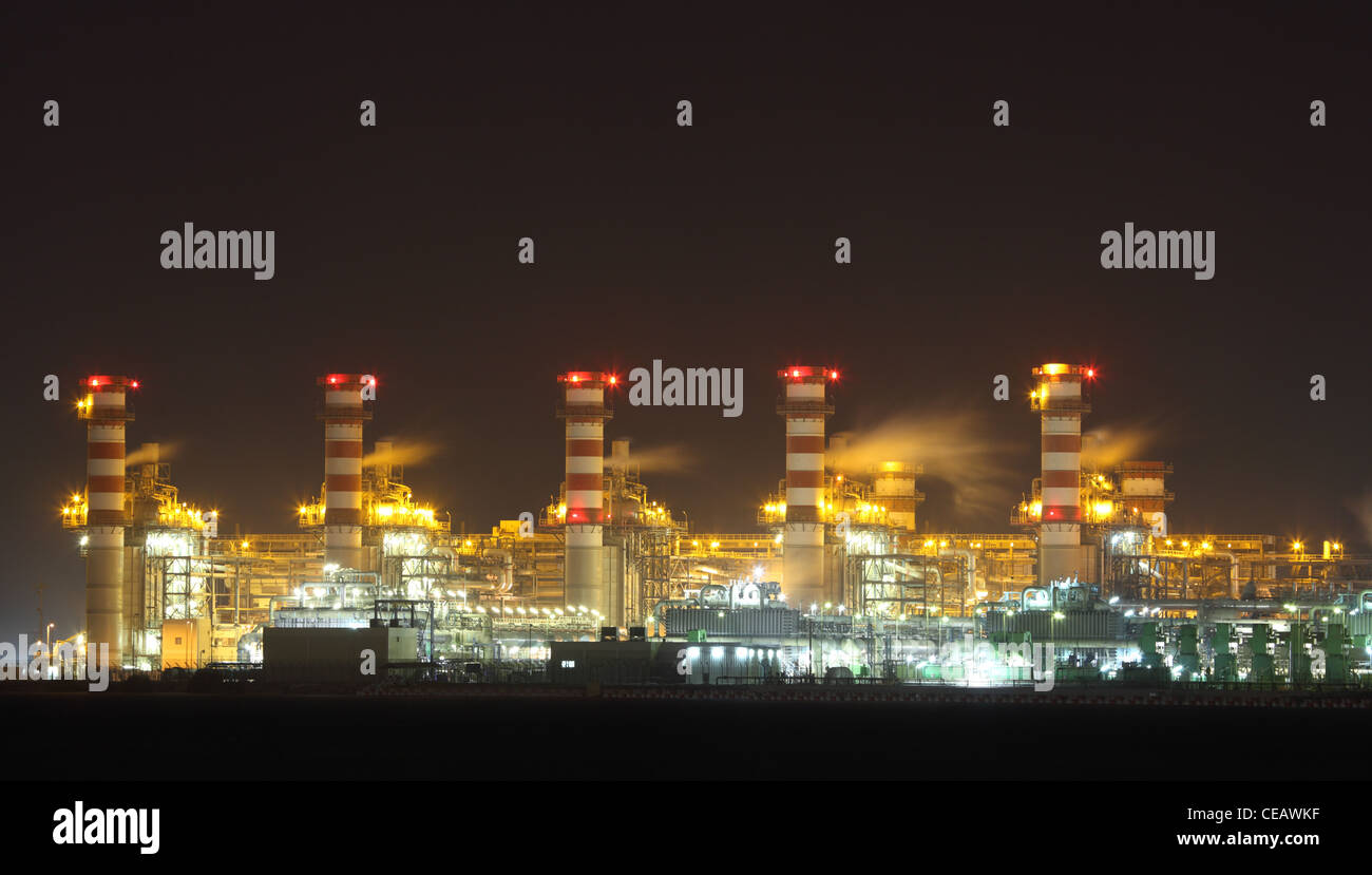 Olio impianto di raffineria illuminata di notte Foto Stock