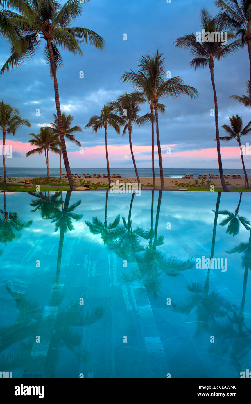 La riflessione in piscina a sfioro di Four Seasons Resort. Hawaii, la Big Island Foto Stock