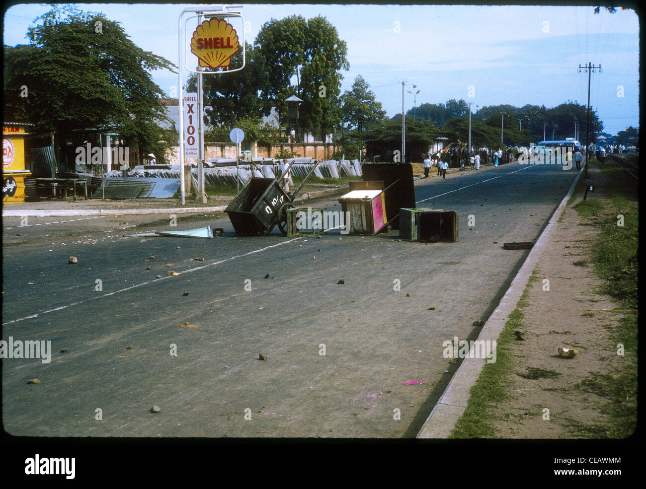 Barricate nella strada vicino alla stazione di rifornimento Shell durante disordini a Saigon, Vietnam nel 1963. guerra del Vietnam Foto Stock