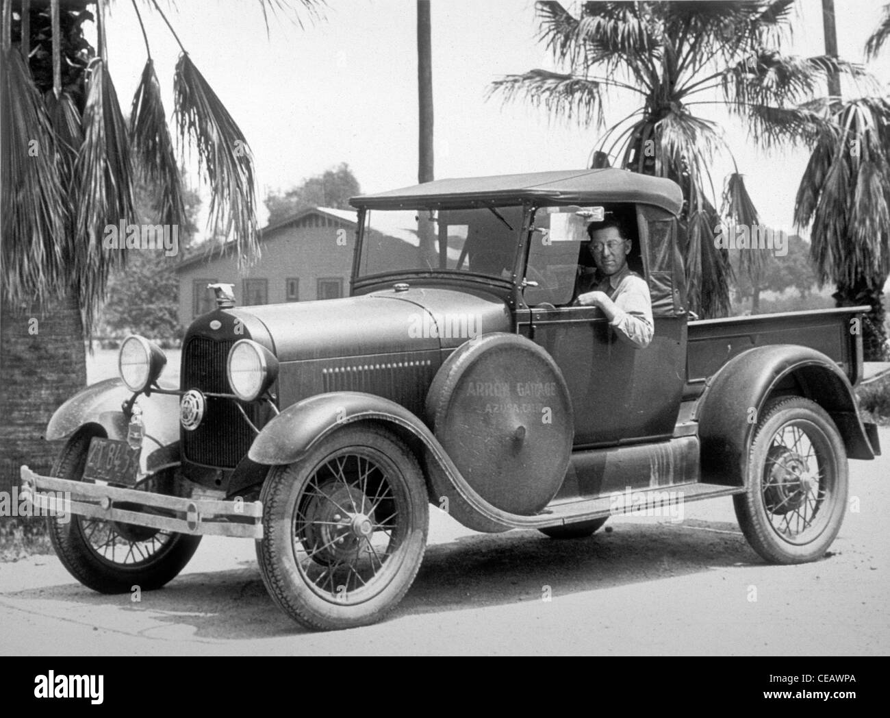 Garage Azuza riparazione Ford Truck 1920s California del Sud uomo seduto in los angeles Foto Stock