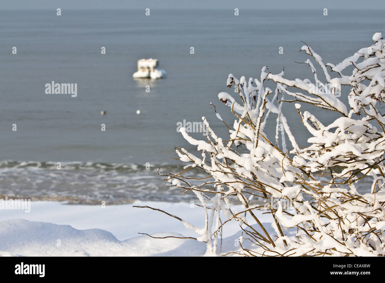 Coperte di neve in spiaggia Rewal, sulla costa occidentale del Mar Baltico della Polonia. Inverno sul Mar Baltico Foto Stock