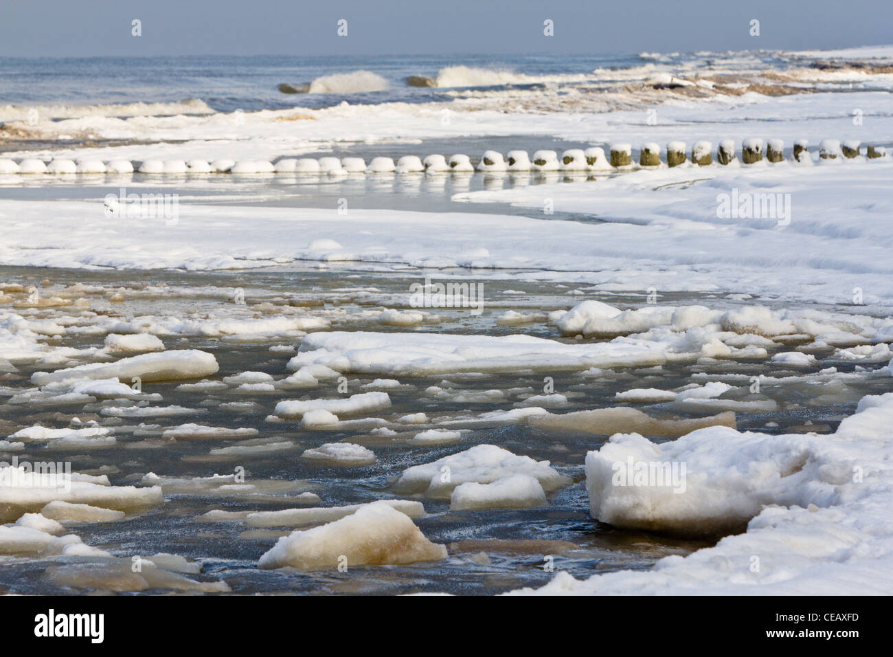 Coperte di neve in spiaggia Rewal, sulla costa occidentale del Mar Baltico della Polonia. Inverno sul Mar Baltico Foto Stock