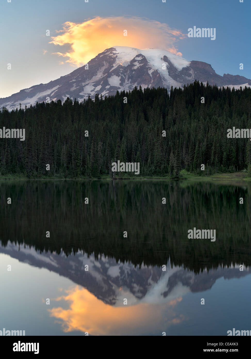 La riflessione sul lago con il tramonto su Mt. Rainier. Mt. Rainier National Park, Washington Foto Stock