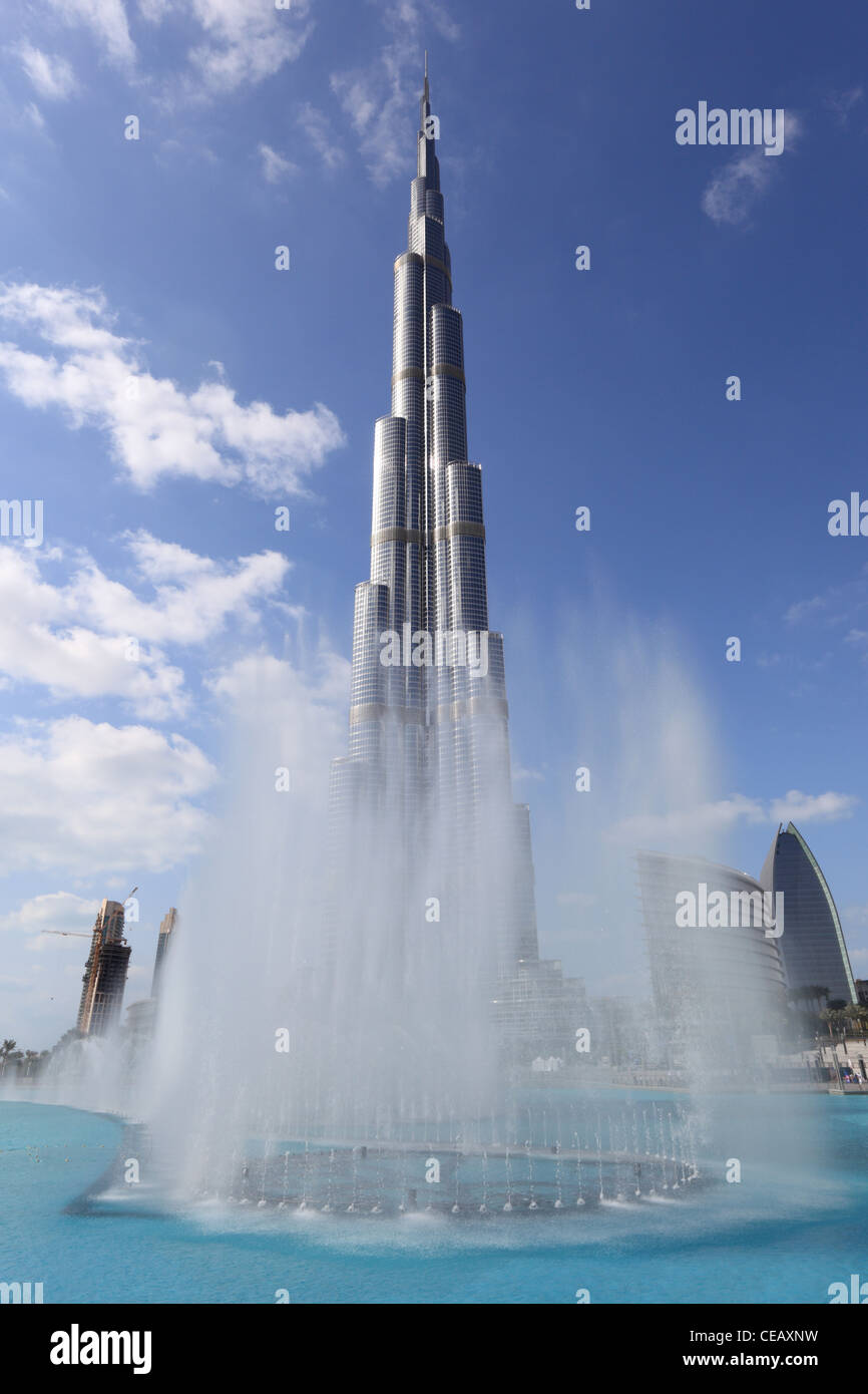 Il Burj Khalifa e la fontana in Dubai Emirati Arabi Uniti Foto Stock