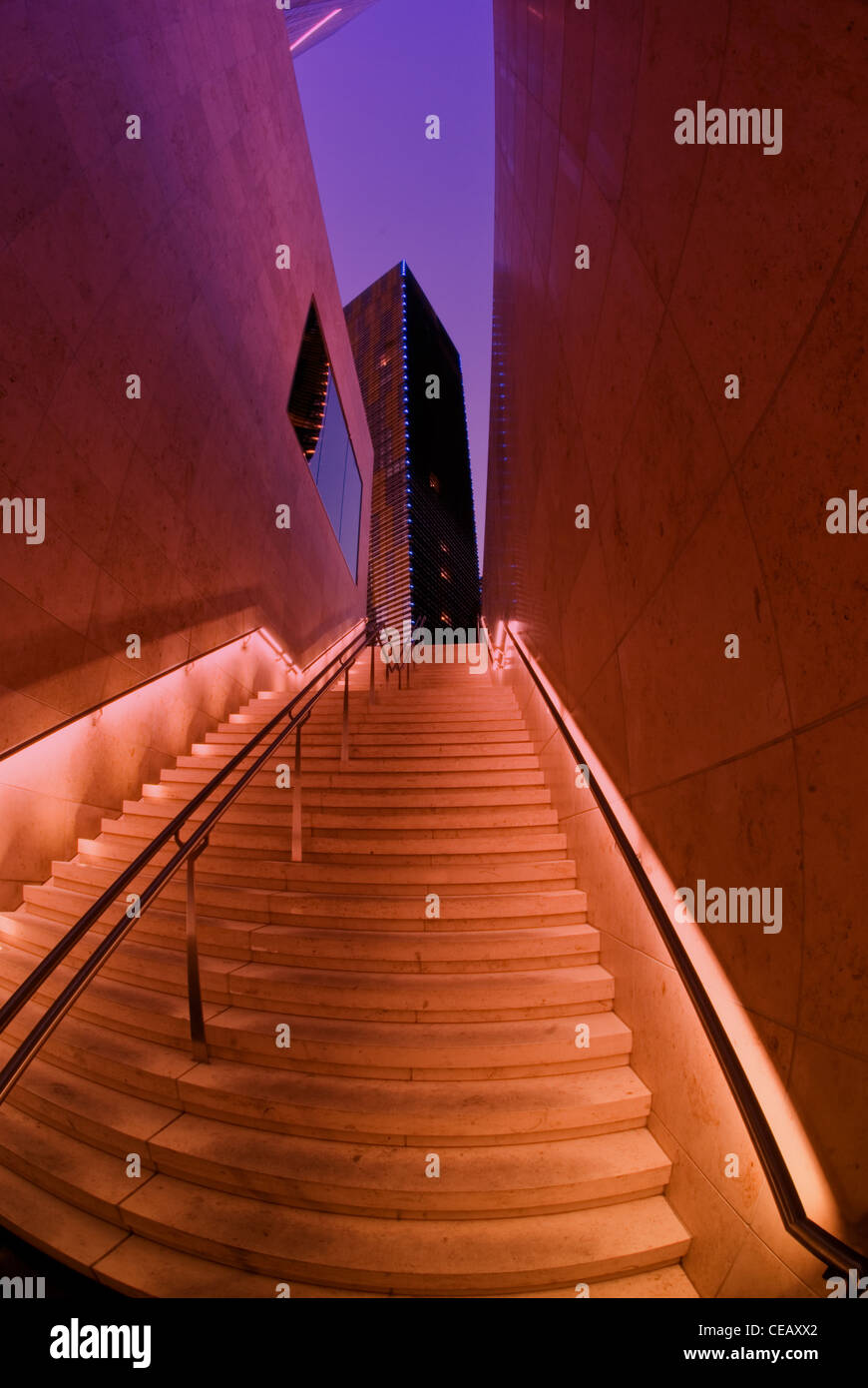 Le scale conducono fino al crepuscolo di un centro urbano. Foto Stock