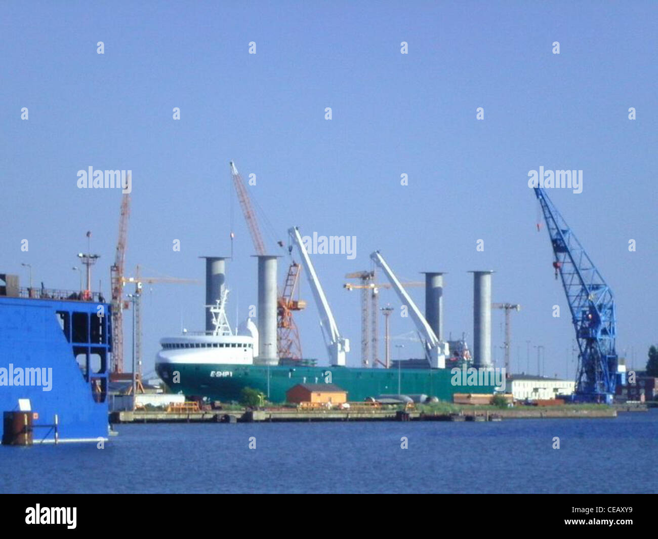 Il RoLo nave cargo E-nave 1 presso il cantiere navale Lloyd Bremerhaven, Germania Foto Stock