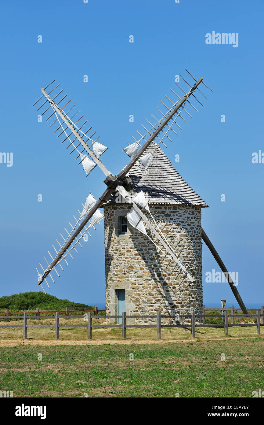 Mulino a vento tradizionale A la Pointe du Van, Finistère Bretagna, Francia Foto Stock