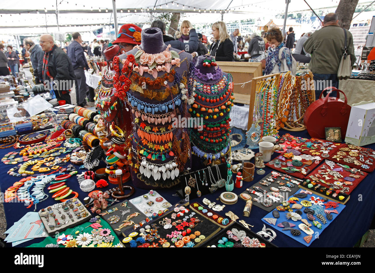 Articoli per la vendita al mercato delle pulci di Kikar piazza Dizengoff Tel Aviv in Israele Foto Stock