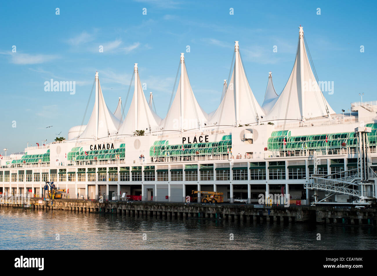 Canada Place, a est dal centro congressi, in Vancouver, British Columbia, Canada 2011 Foto Stock