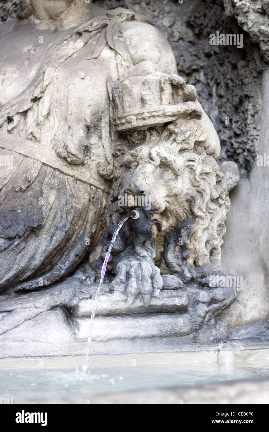 Facciata e fontana al angolo della chiesa della Santa Trinità commissionato dagli Spagnoli Ordine Trinitario di monaci Foto Stock