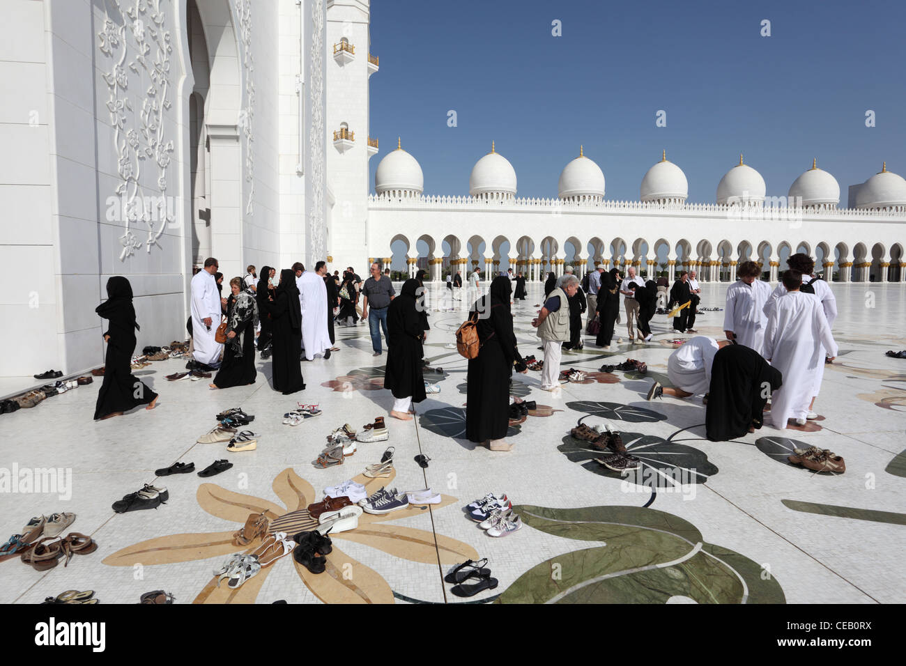 I visitatori della Moschea Sheikh Zayed di Abu Dhabi, Emirati Arabi Uniti Foto Stock