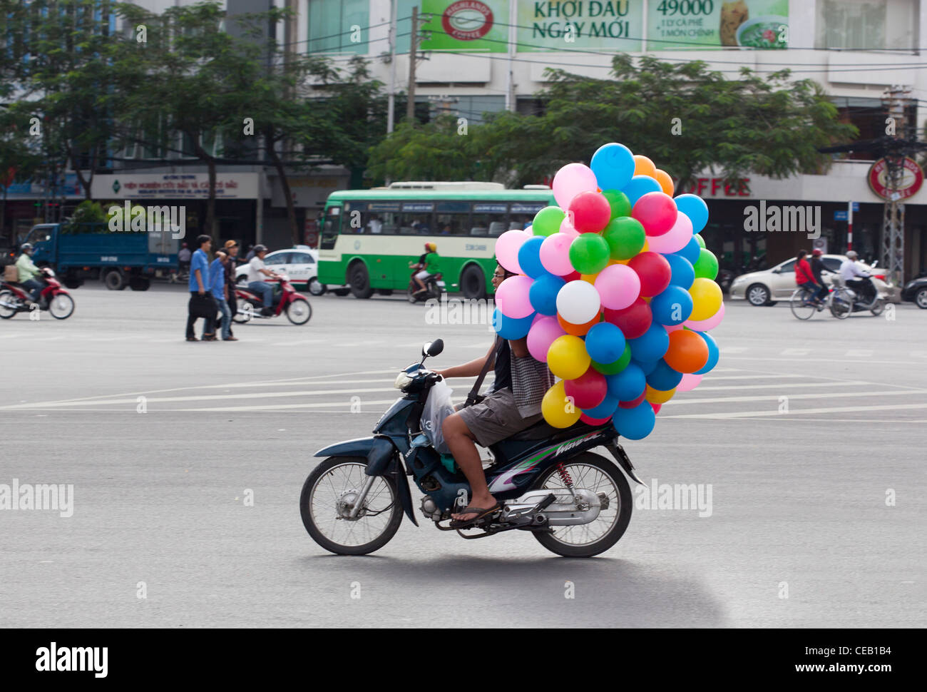 Palloncini portati sulla moto Ho Chi Minh Vietnam Foto stock - Alamy