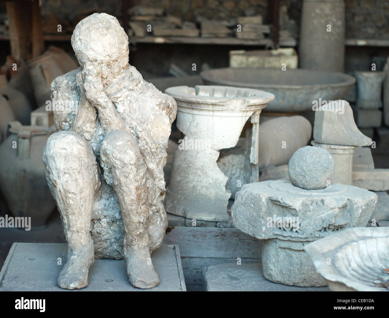 Vittima di un disastro in Pompei, corpo morto coperto di polvere Foto Stock