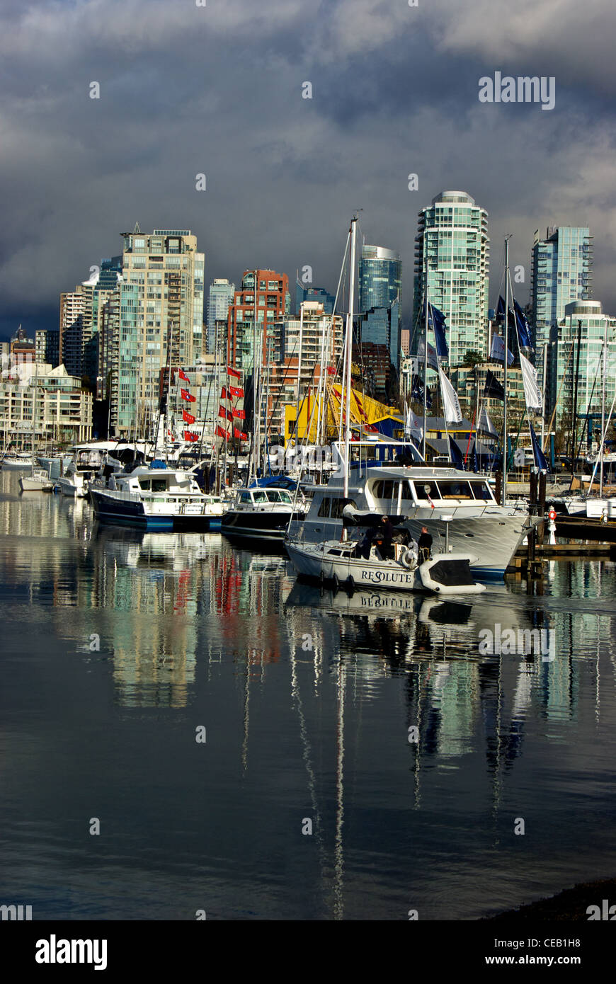 Barca a vela lasciando Granville Island Marina False Creek highrise appartamento residenziale torri West End di Vancouver Downtown Foto Stock