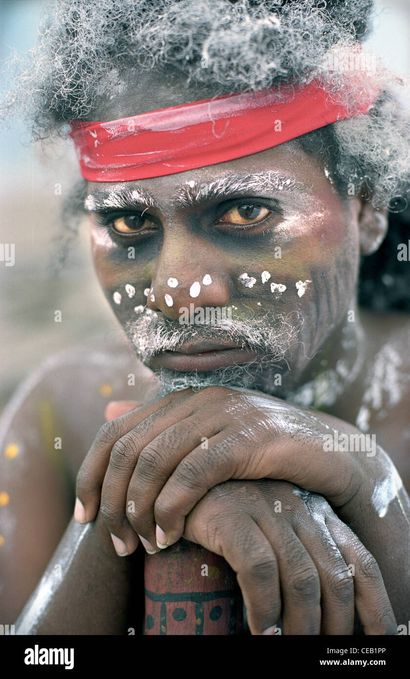 Presto l'uomo gioca un didgeridoo su una spiaggia. Foto Stock