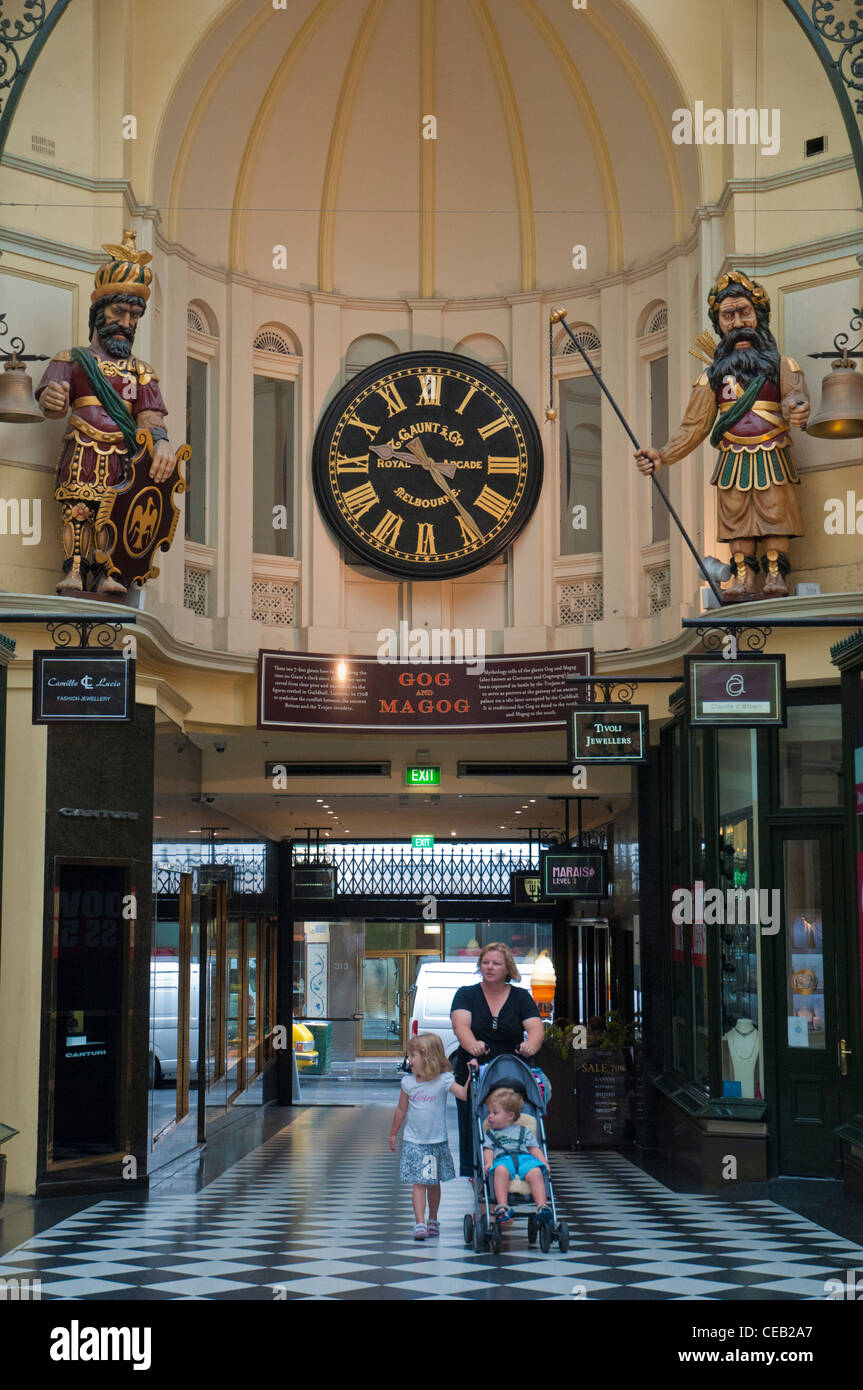 Gog e Magog figure chime le ore su entrambi i lati di Gaunt di orologio, sopra la porta di ingresso al Royal Arcade a Melbourne Foto Stock