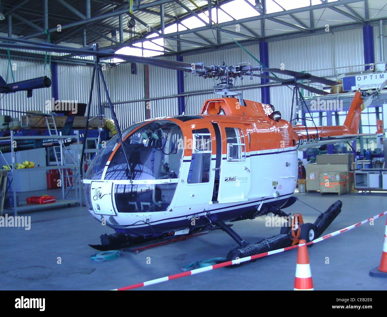MBB Bo 105 elicottero con registrazione D-HARO in un hangar presso l'aerodromo di Bremerhaven Foto Stock
