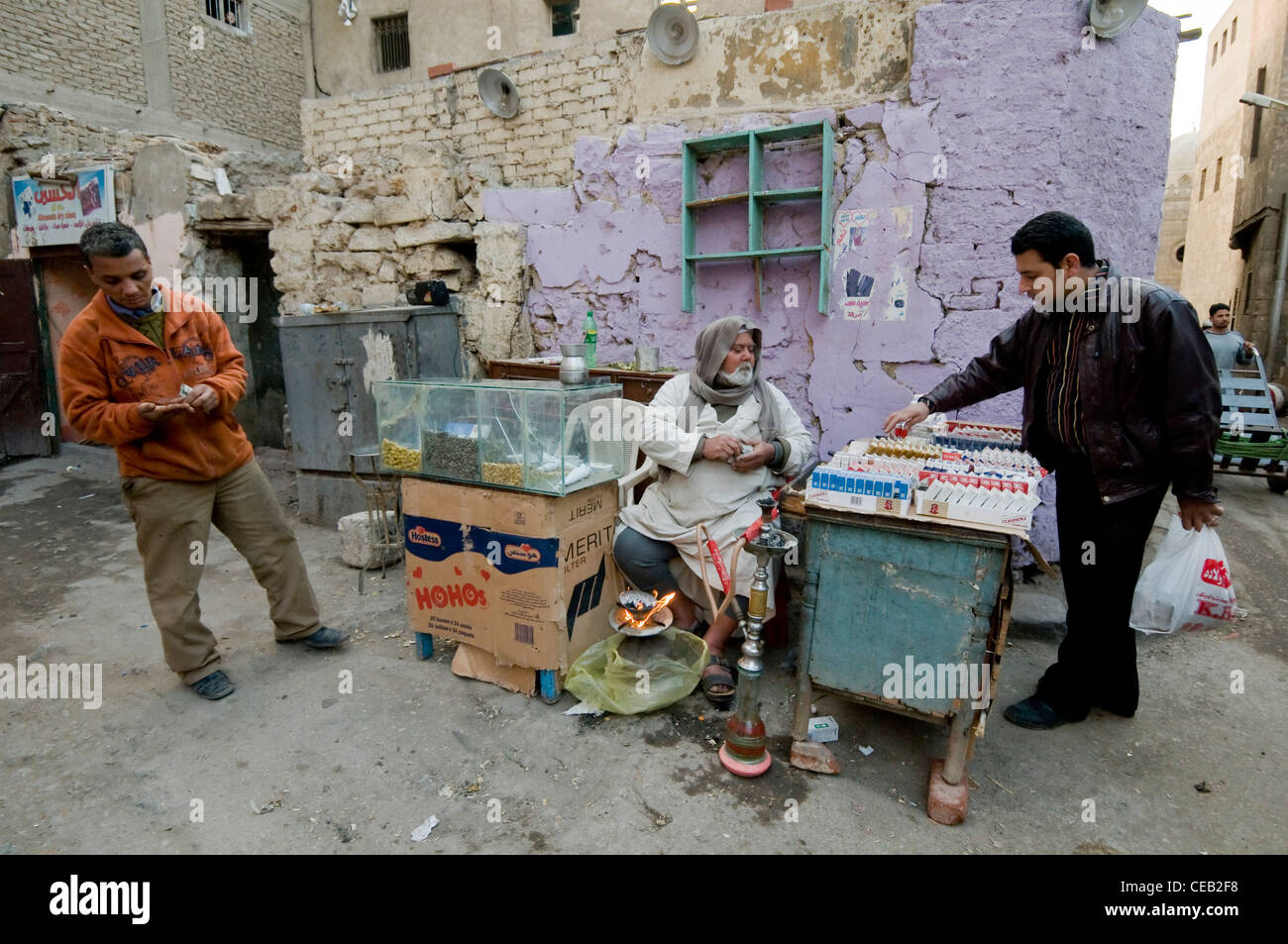 Bancarella vendendo cigarets Vecchio Cairo Egitto Foto Stock