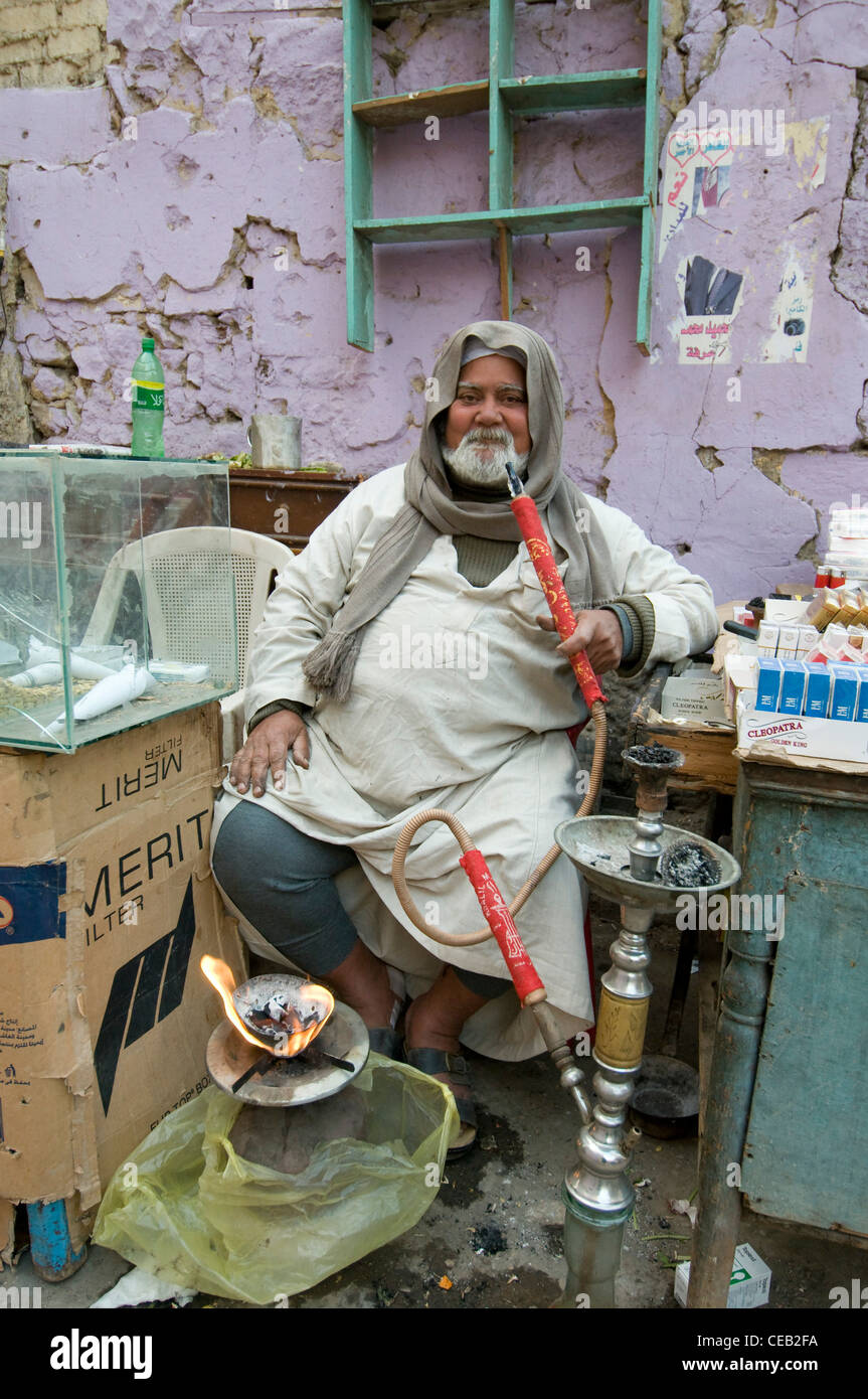 Uomo di fumare tubazione acqua centro cittadino del Cairo in Egitto Foto Stock