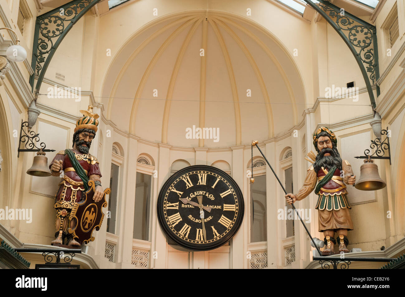 Gog e Magog figure tenere il tempo su entrambi i lati di Gaunt di clock nel Rinascimento in stile Revival Royal Arcade , Melbourne Foto Stock