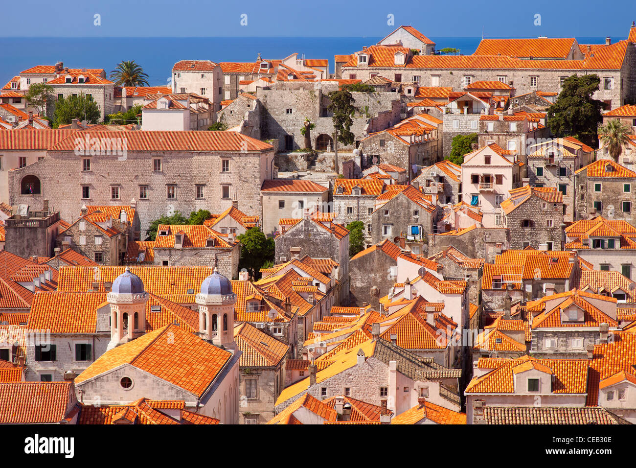 Colorato arancione sui tetti della città vecchia di Dubrovnik lungo la costa della Dalmazia, Croazia Foto Stock