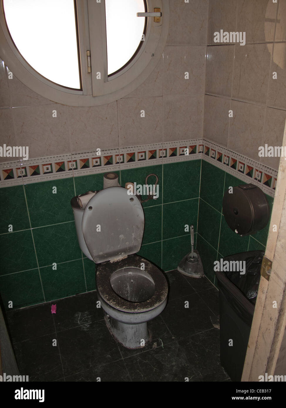 Sporco disgustoso wc bagno in una casa abbandonata, Spagna Foto Stock