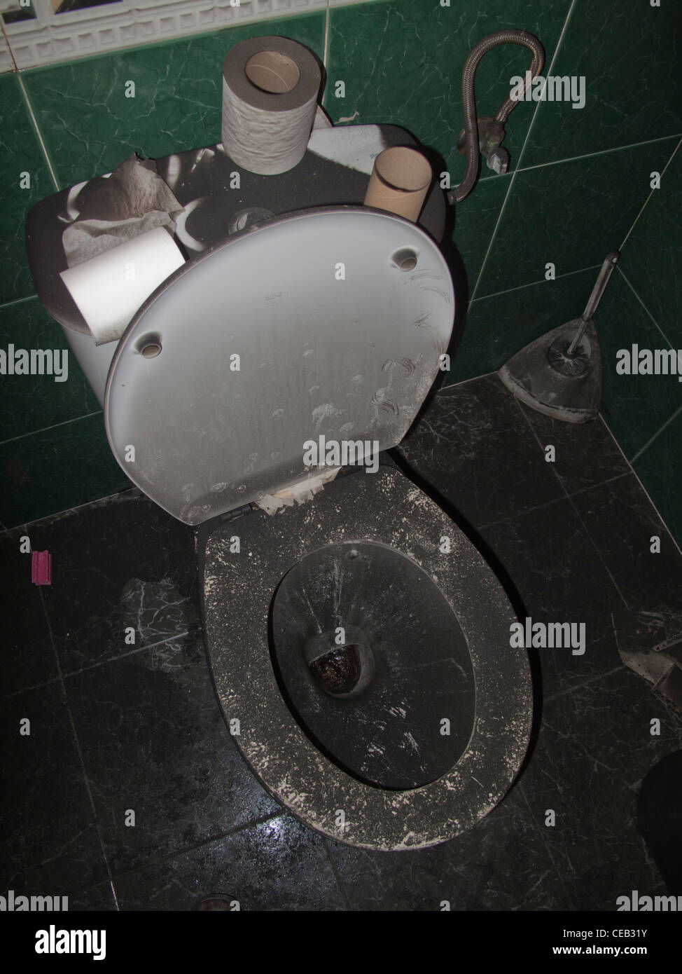 Sporco disgustoso wc bagno in una casa abbandonata, Spagna Foto Stock