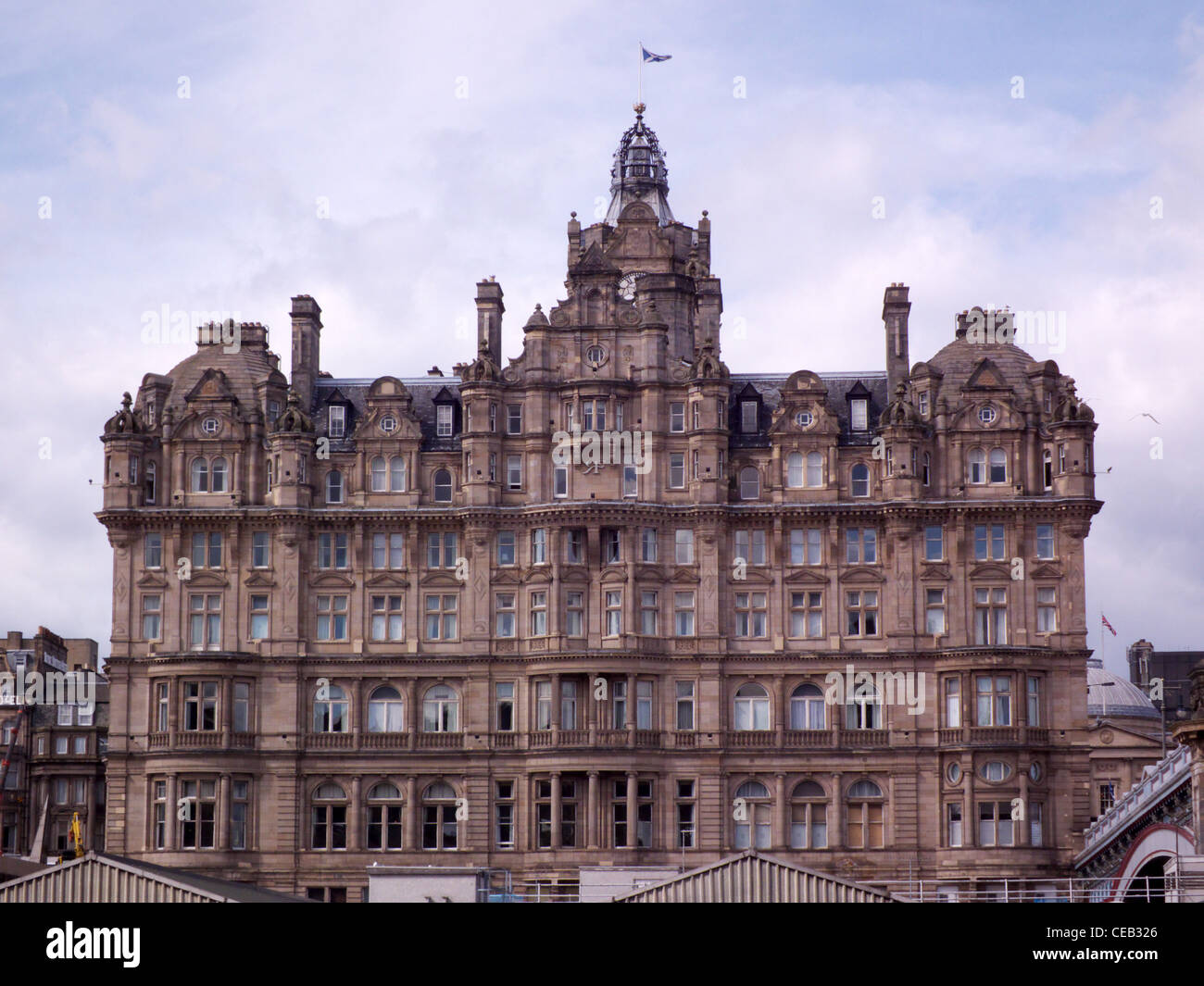 Balmoral Hotel, città di Edimburgo in Scozia, il tempo occupato per la città durante il 2011 Festival Fringe Foto Stock