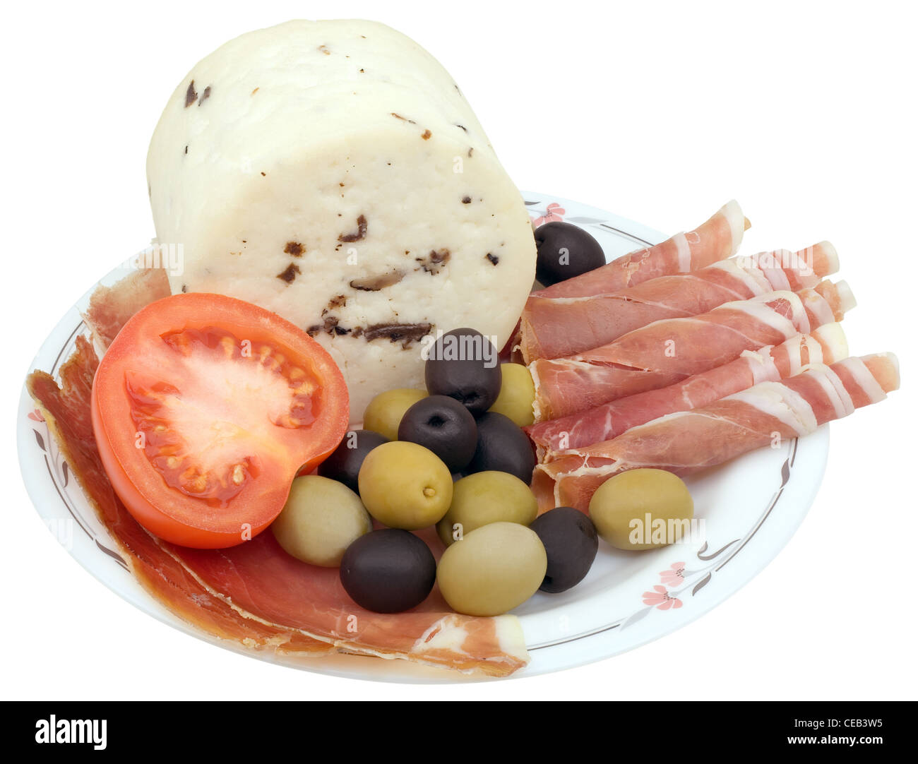 Formaggio al tartufo, prosciutto, olive e pomodoro isolato su sfondo bianco Foto Stock