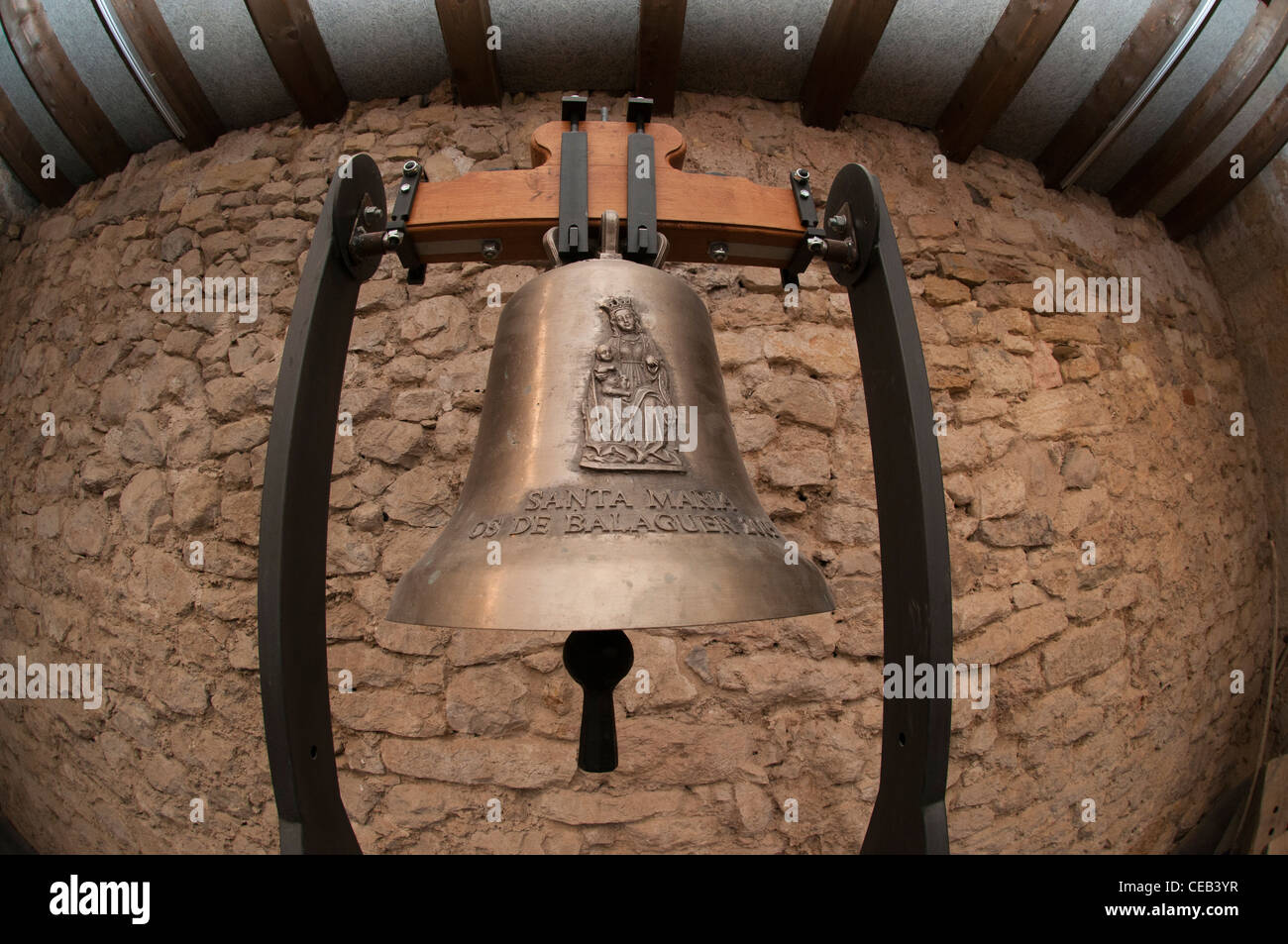 Campana di bronzo in mostra a le campane raccolta nel castello medievale di Os de Balaguer, Lleida, Spagna Foto Stock