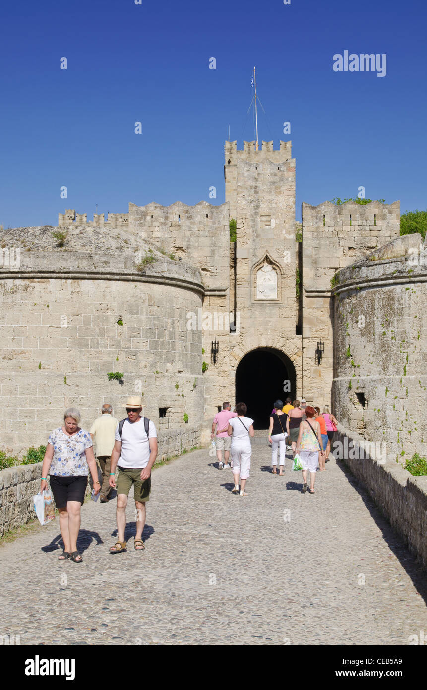 I turisti entrare la medievale Amboise porta del castello di Rodi, rodi Città Vecchia, l' Isola di Rodi, Grecia Foto Stock