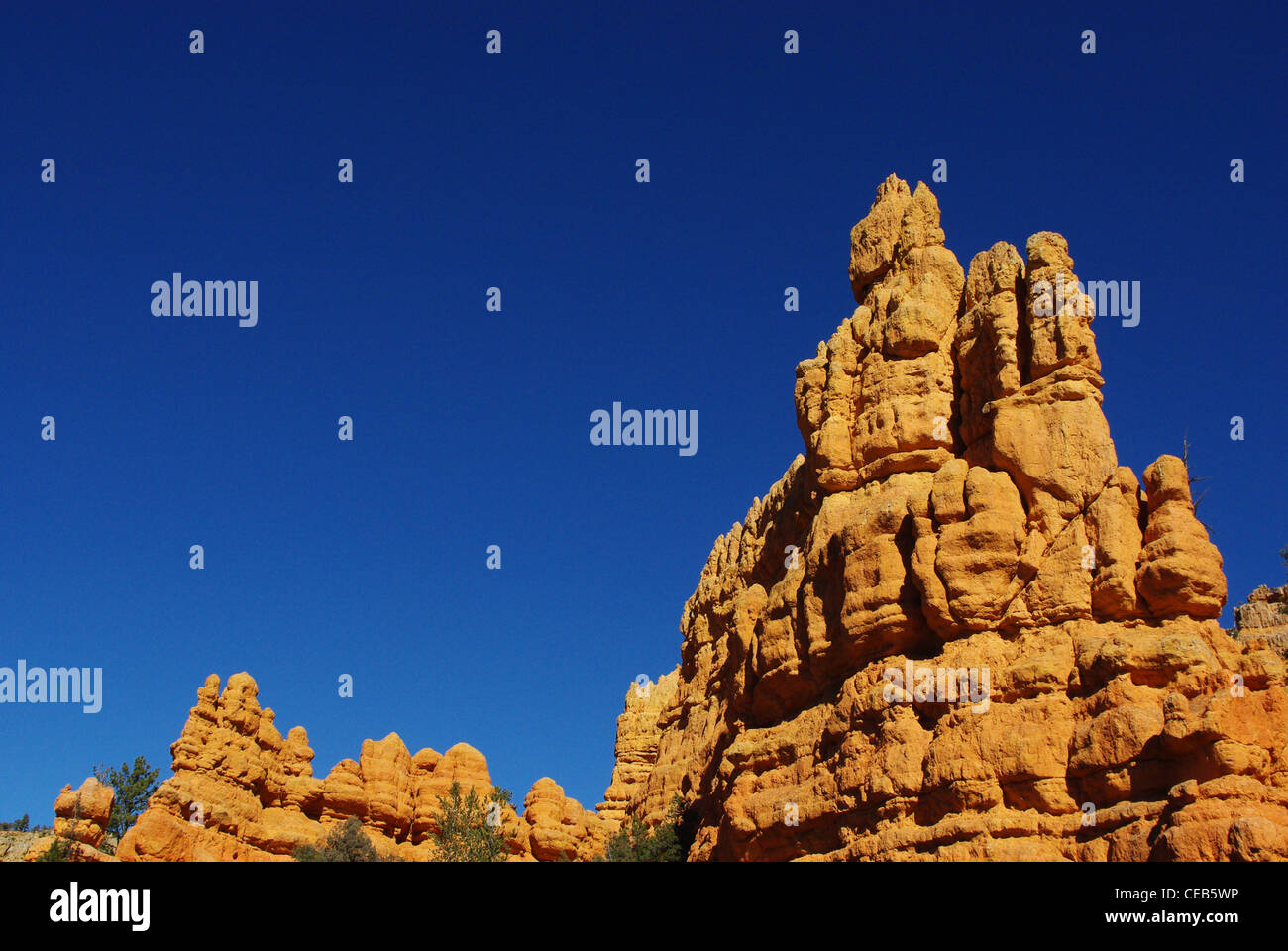 Arancio e blu cielo formazioni rocciose, Parco Nazionale di Bryce Canyon, Utah Foto Stock