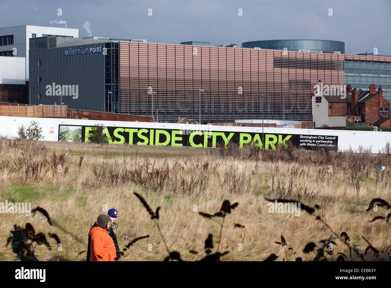 Wasteland pronta per lo sviluppo del parco Eastside project, Birmingham, Regno Unito. In fondo è il Millennium Point complex. Foto Stock