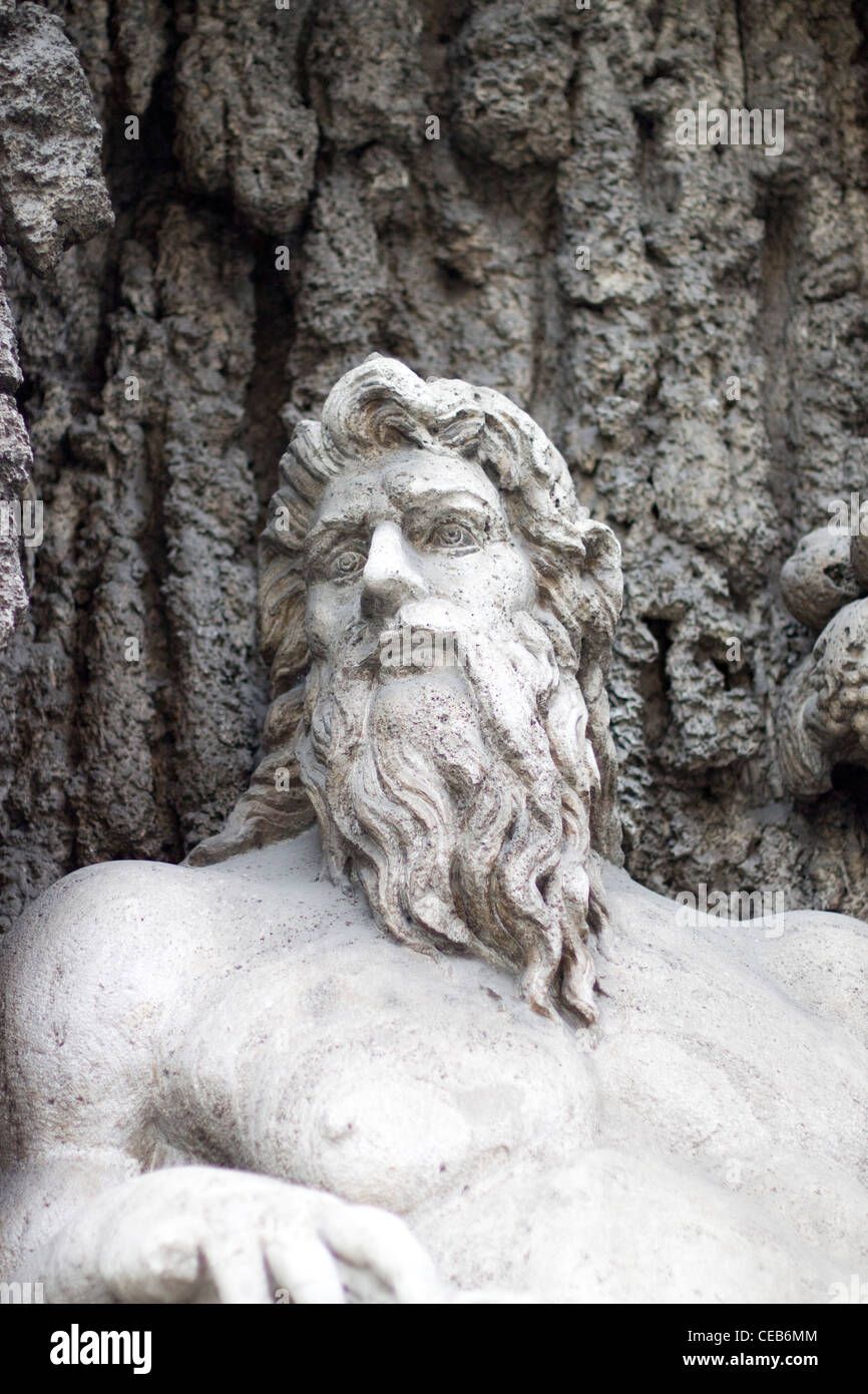 Facciata e fontana al angolo della chiesa della Santa Trinità commissionato dagli Spagnoli Ordine Trinitario di monaci Foto Stock