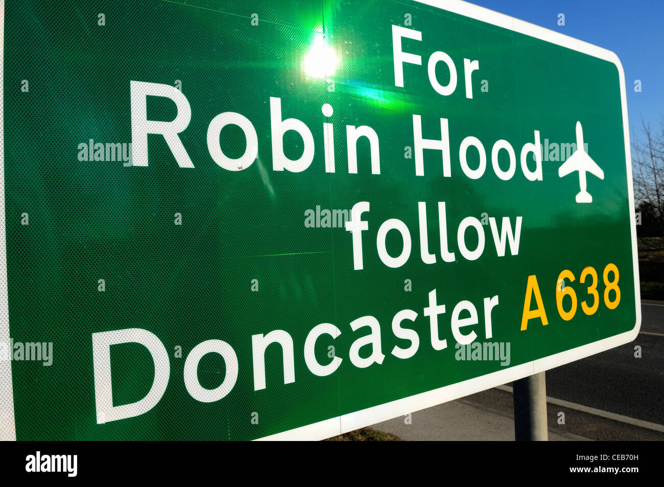 Cartello stradale per l'Aeroporto Robin Hood South Yorkshire Inghilterra. Foto Stock