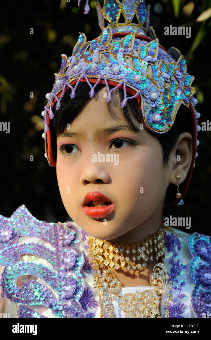 Iniziazione buddista cerimonia - chldren vestite per apertura Foto Stock