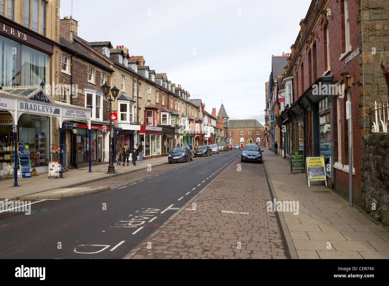 Middleton Street, la principale via dello shopping di Llandrindod Wells Powys Wales UK. Foto Stock