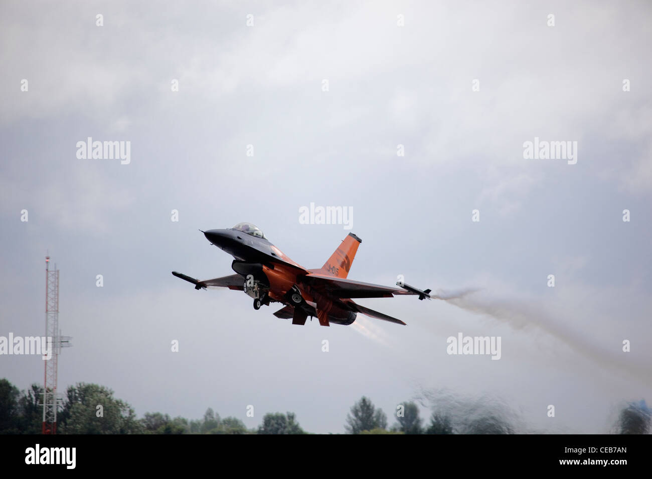 F16AM Fighting Falcon di decollo, Royal International Air Tattoo di Fairford, Gloucestershire su 19/07/2009 Foto Stock