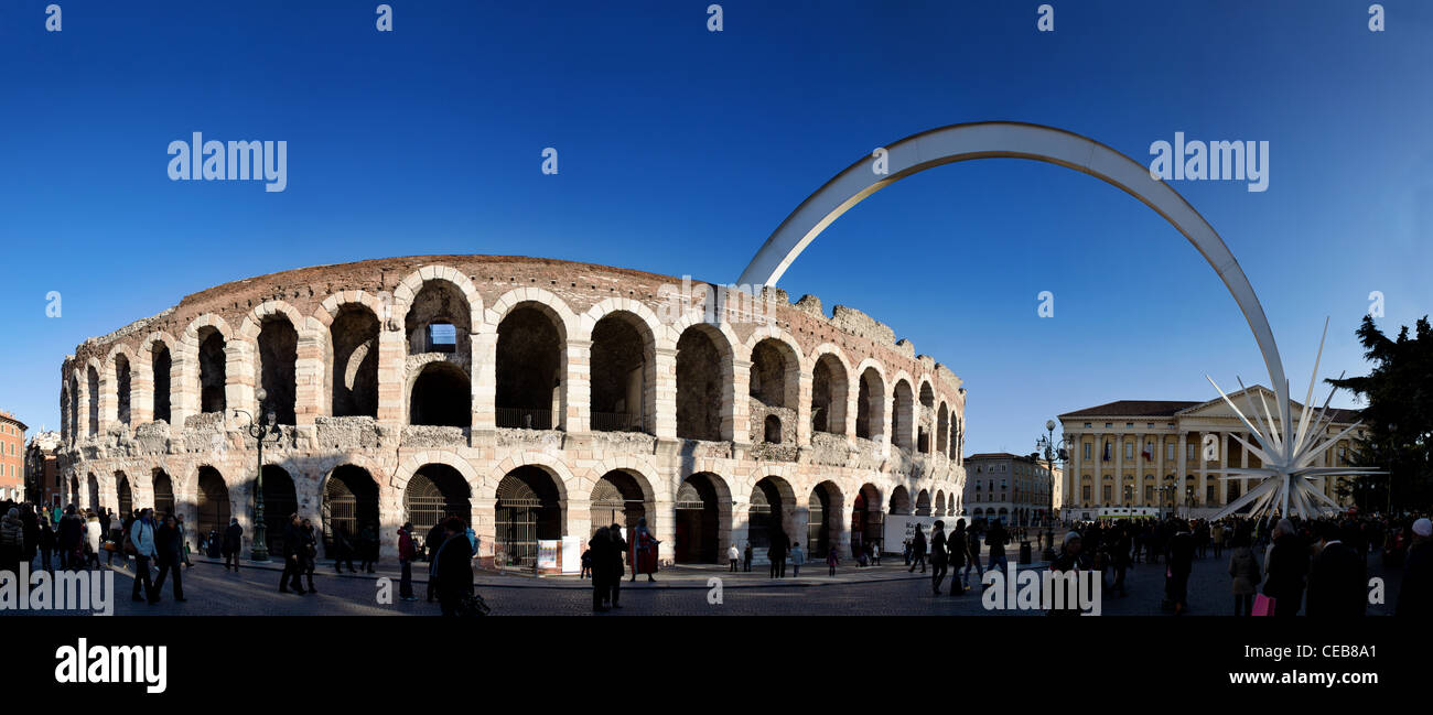 Verona, Italia, paesaggio urbano della famosa Arena nel tempo di Natale Foto Stock