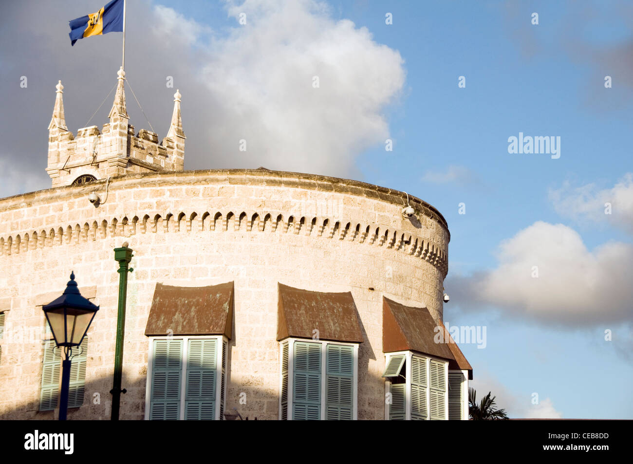 Il Parlamento edificio degli uffici governativi architettura gotica bandiera nazionale Bridgetown Barbados Foto Stock