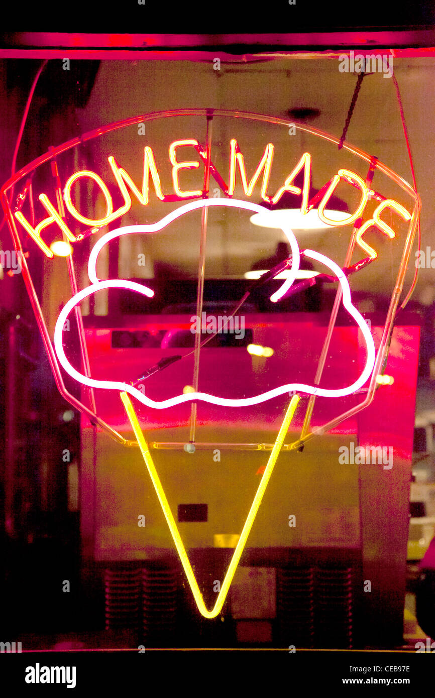 Luci al neon colorate cono gelato nella vetrina di un negozio Foto Stock