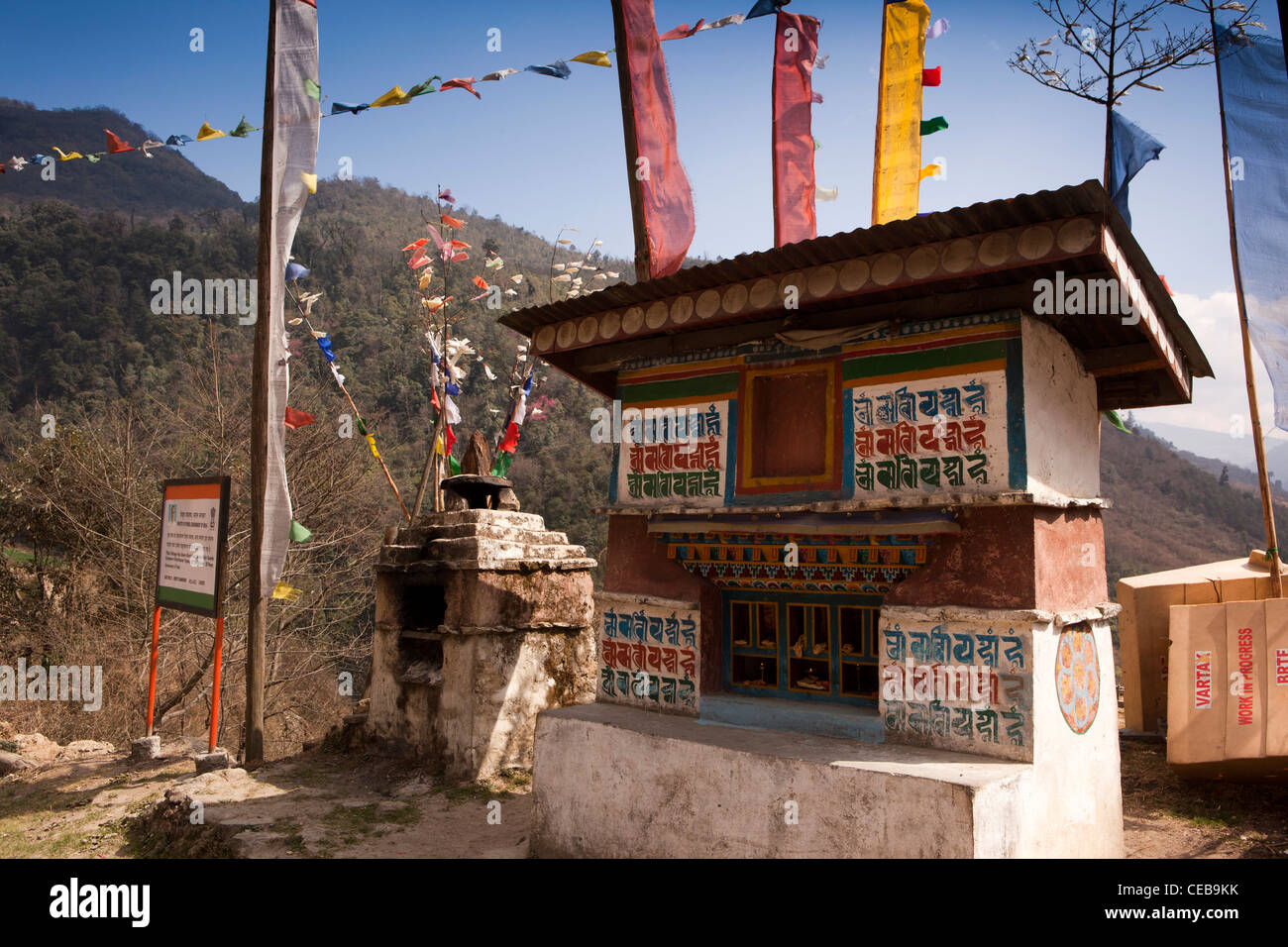 India, Arunachal Pradesh, Dirang, la preghiera buddista ruote a lato della strada per proteggere i viaggiatori a Sela Pass Foto Stock