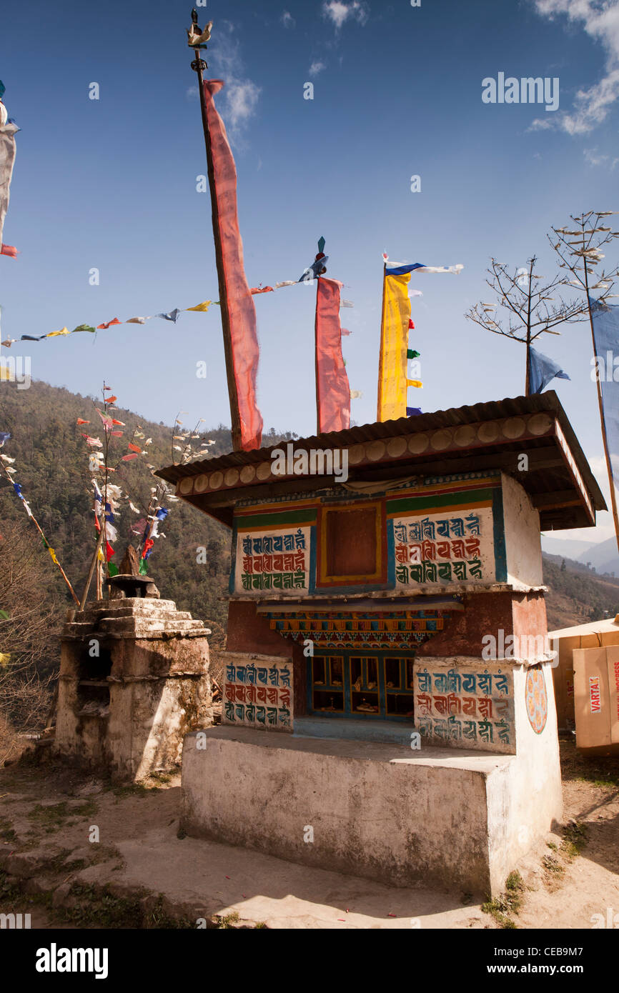 India, Arunachal Pradesh, Dirang, la preghiera buddista ruote a lato della strada per proteggere i viaggiatori a Sela Pass Foto Stock