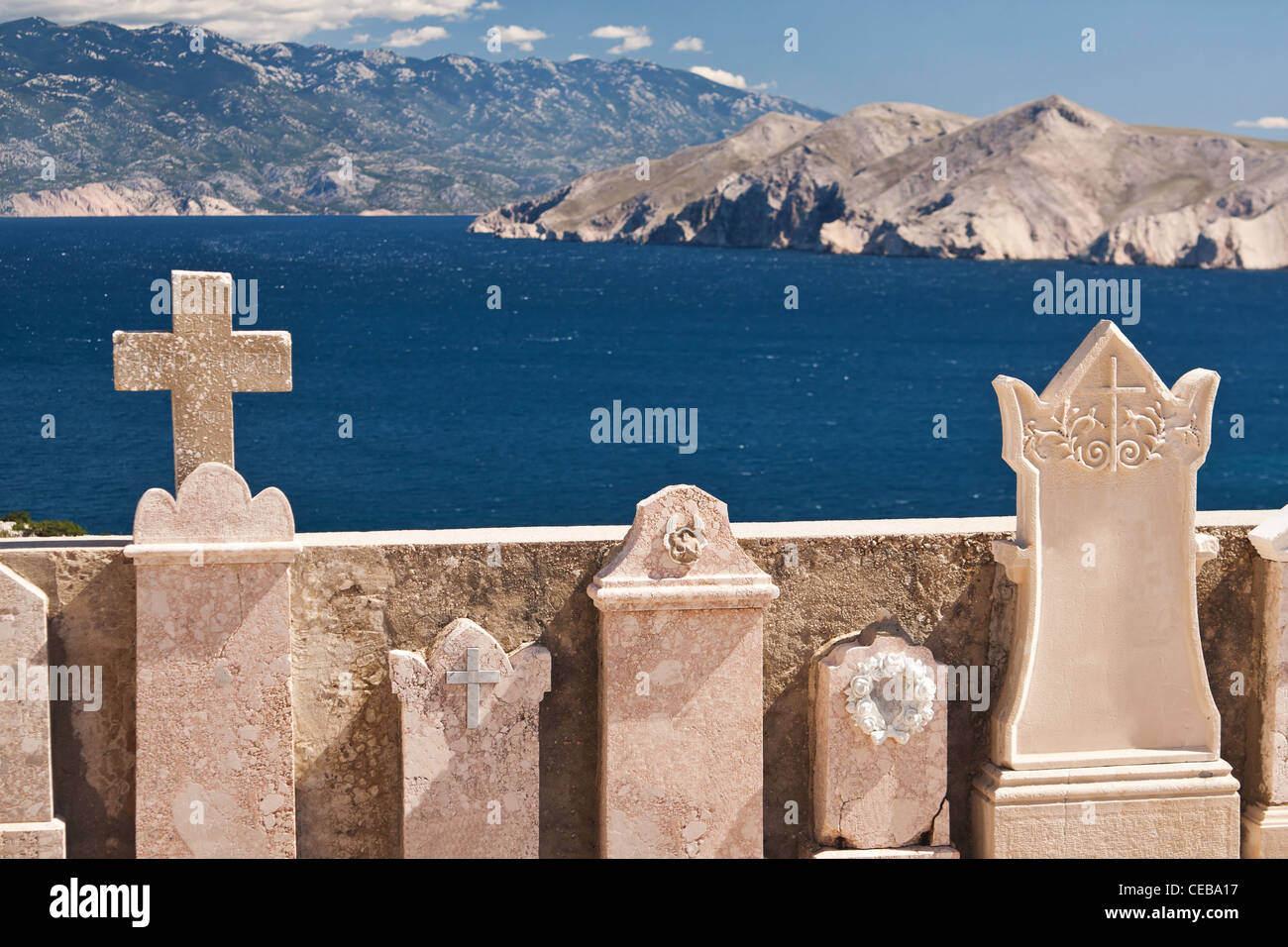 Il bellissimo vecchio cimitero vicino a Baska sull'isola di Krk - Croazia Foto Stock