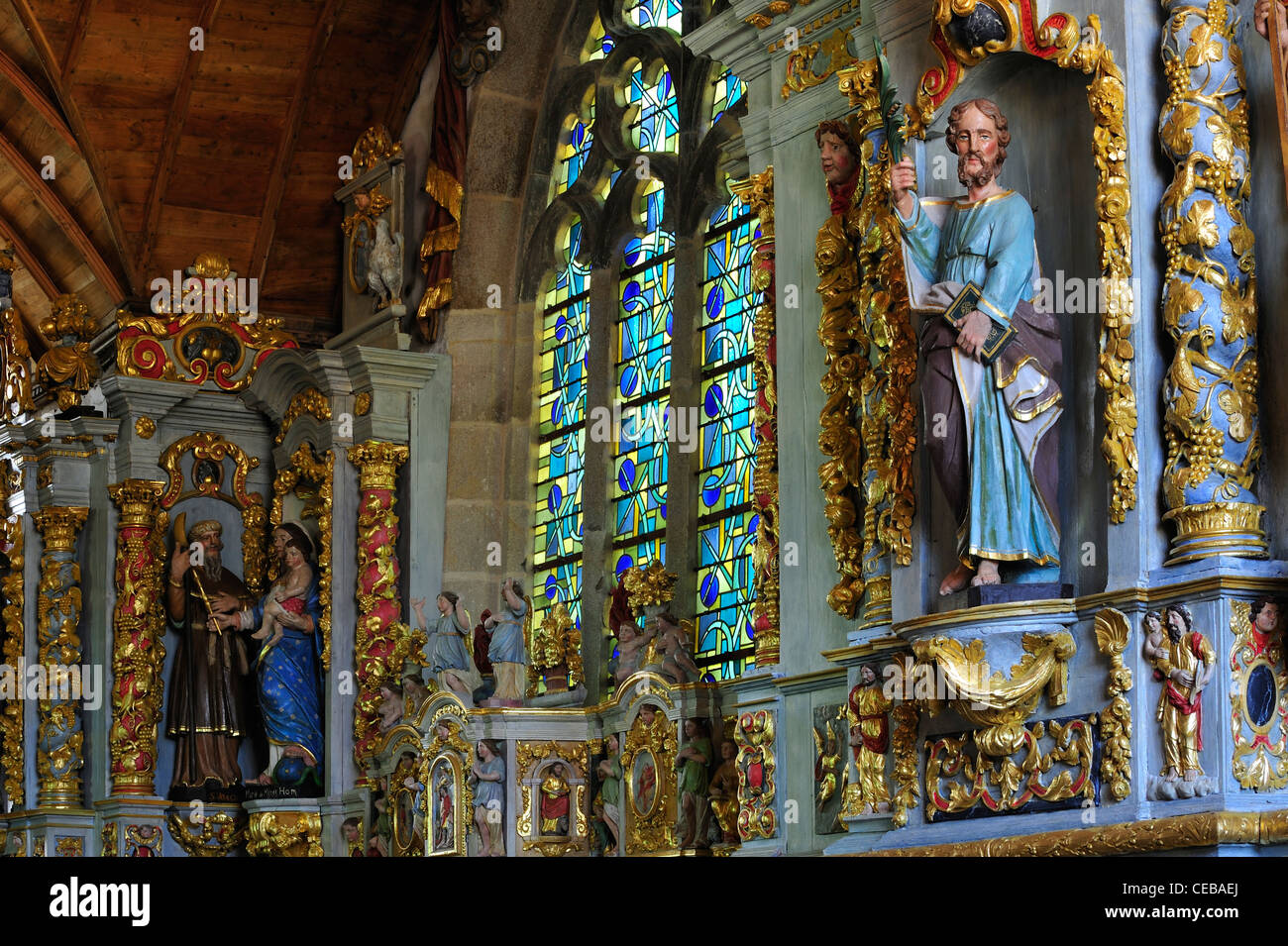 Altare barocco e il retablo della cappella a Sainte-Marie-du-Ménez-Hom, Finistère Bretagna, Francia Foto Stock