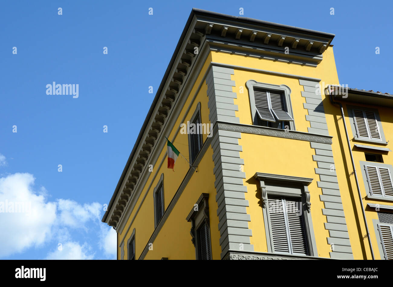 Tipico edificio italiano, dipinto di giallo, con bandiera, Firenze, Toscana, Italia, Europa Foto Stock